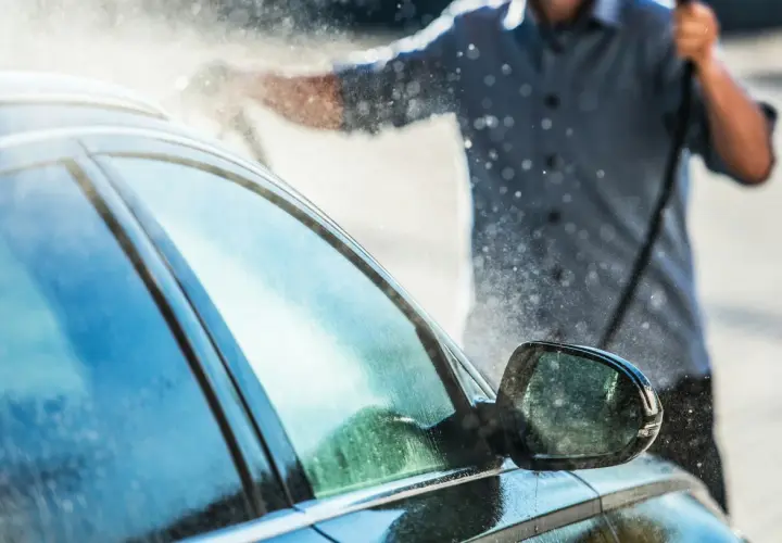 Jak woskować auto na myjni bezdotykowej, aby uniknąć zarysowań?