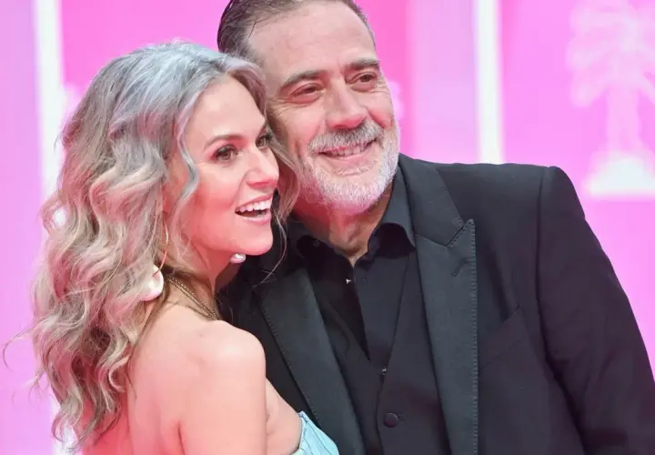 Jeffrey Dean Morgan, znany z filmów, seriali i programów, uśmiecha się do swojej żony na różowym tle.