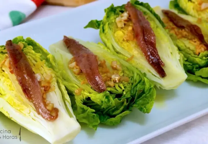 Cogollos de lechuga rellenos de ajo y coronados con sabrosos cogollos con anchoas.