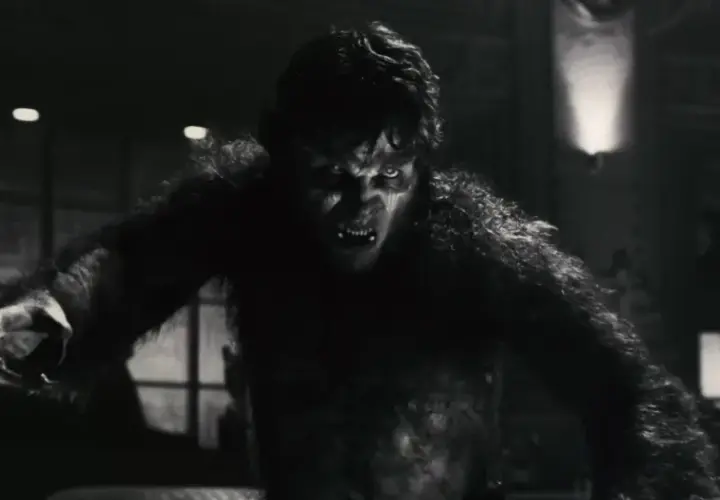 Un loup-garou Marvel aux yeux jaunes et aux crocs menaçants, prêt à bondir dans la pénombre.