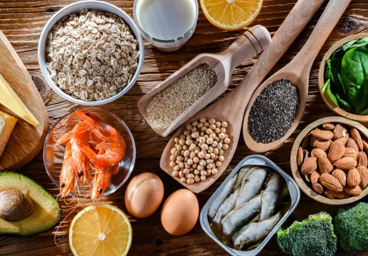 Variedad de alimentos ricos en calcio: avena, queso, camarones, huevos, leche, naranjas, aguacate, espinacas, almendras, brócoli, sardinas, semillas de sésamo, soja y chía.