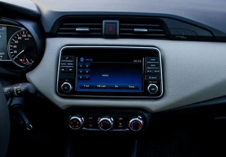 Jakie radio samochodowe z bluetooth wybrać? Poradnik dla kierowców