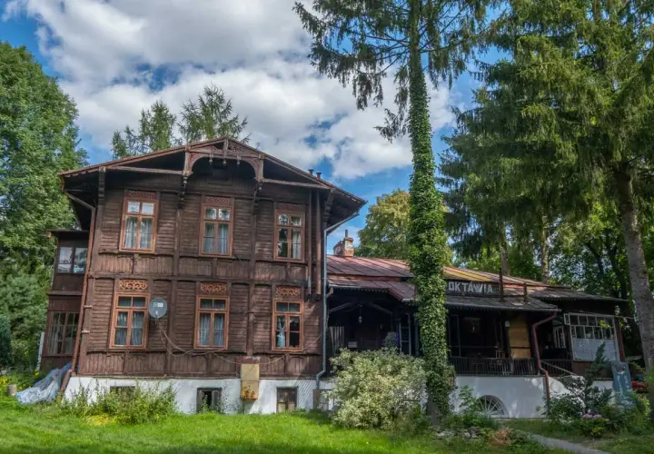 Drewniana willa w Nałęczowie, idealna na weekendowe atrakcje. Wspaniała architektura i otoczenie przyrody.