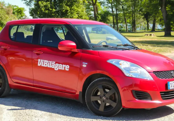 Röd Suzuki Swift med texten "ViBilägare" på sidan. Kanske ett problem med bilen?