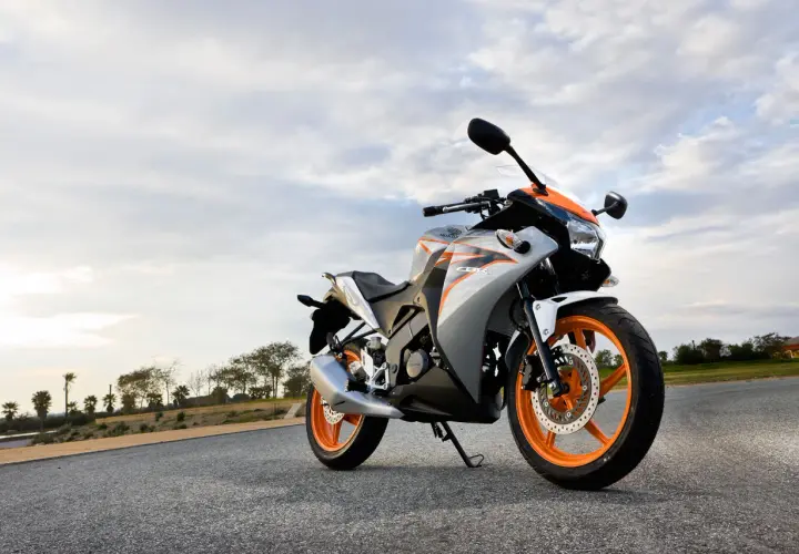 Pojemność baku Honda CBR 125 – Co musisz wiedzieć o paliwie?