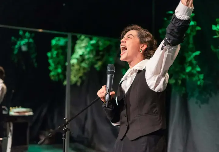 Aktorka z Teatru Lalki i Aktora w Opolu krzyczy do mikrofonu, prezentując emocjonujący fragment repertuaru.
