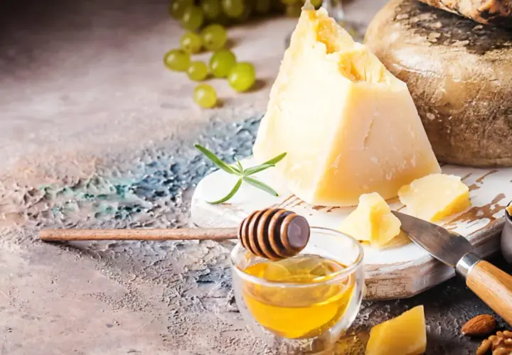 Formaggi stagionati, miele dorato, uva succosa e noci croccanti: un assaggio di sapori intensi e naturali.