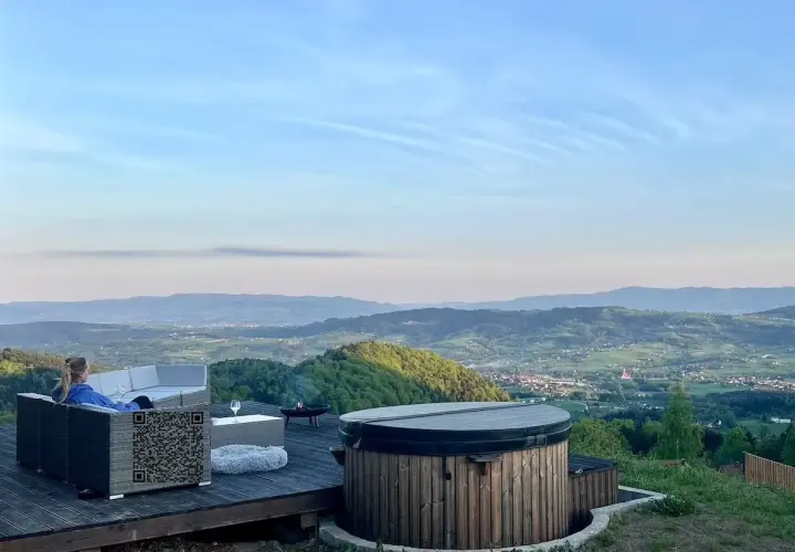 Relaks na tarasie z widokiem na góry. W Jurkowie atrakcje to m.in. jacuzzi i ognisko.