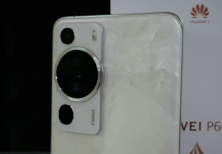 Biały Huawei P60 Pro z modułem aparatów Xmage. Idealny wybór dla miłośników fotografii mobilnej, szukających telefonów z dobrym aparatem.