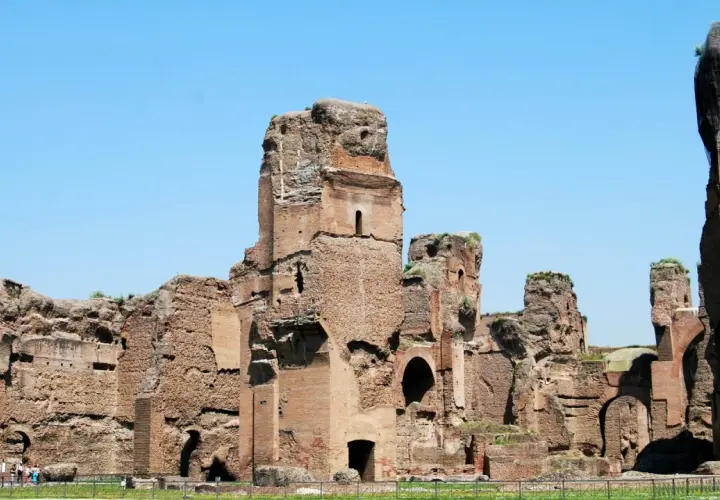 Imponenti rovine delle Terme di Caracalla, testimoni della loro antica storia e grandezza.