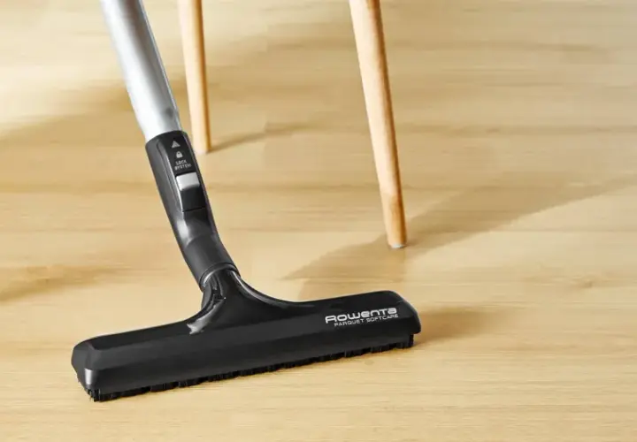 Spazzola Rowenta per la pulizia parquet, con setole delicate per non graffiare il legno.