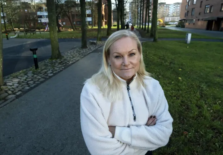 Kvinna med blont hår i en park, kanske upplever klimakteriet vid 40 symtom.