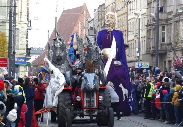 Parada z okazji imieniny Marcina kiedyś wyglądała tak: gigantyczna postać w purpurowej szacie i traktor z fantastycznymi stworami.