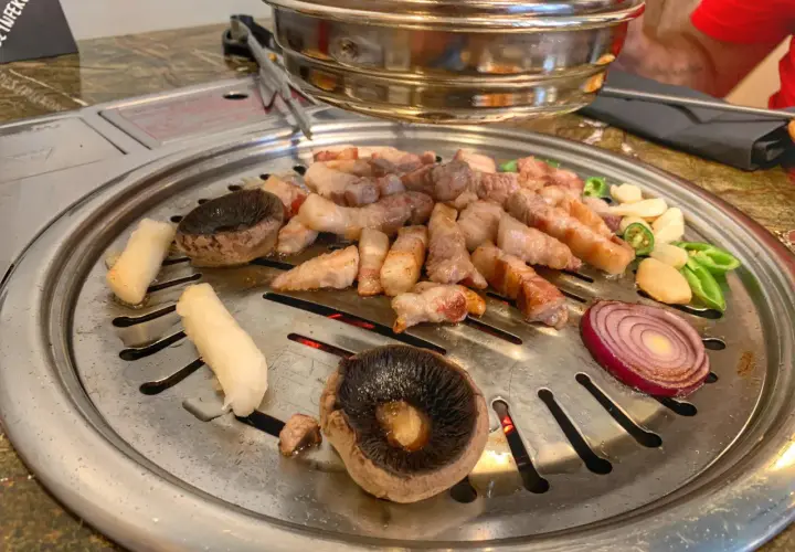Koreański grill Kraków: najlepsze miejsca na BBQ z dostawą i odbiorem