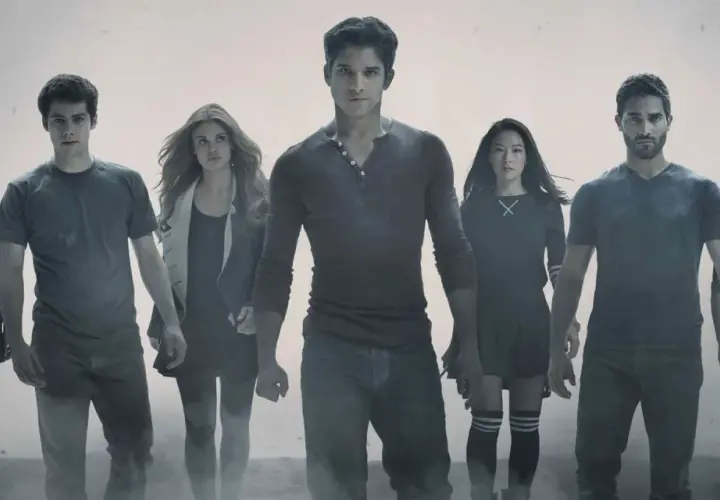 Cała obsada Teen Wolf, w tym Scott, Stiles, Lydia, Derek, Kira i inni, stoi razem, gotowa na kolejne wyzwania.