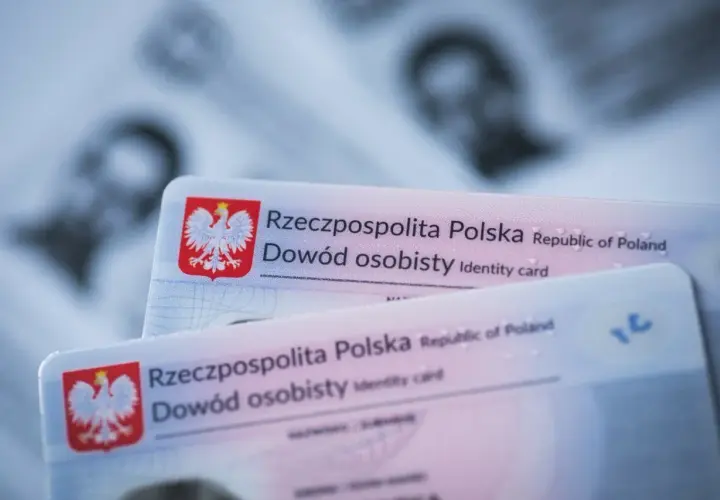 Zgubiony dowód osobisty. Kciuk zasłania fragment polskiego dokumentu tożsamości z orłem.