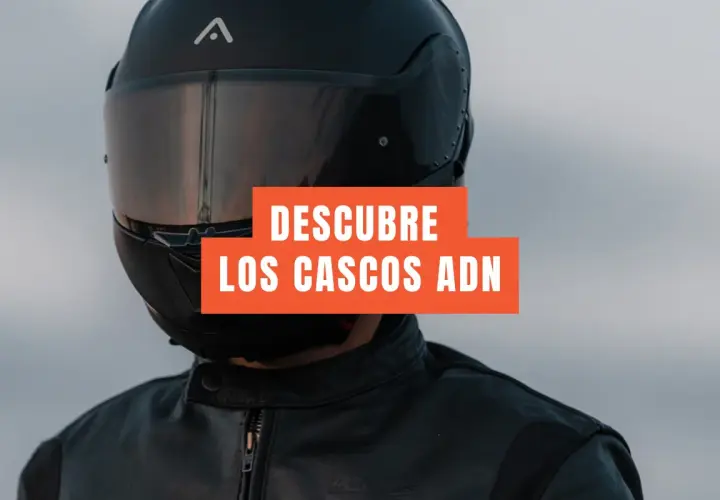 Motociclista con casco integral negro y chaqueta de cuero. El texto dice "DESCUBRE LOS CASCOS ADN". Un casco jet prohibido para esta aventura.