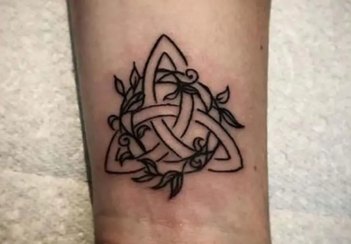 Tatuaże celtyckie znaczenie: węzeł triquetra ozdobiony liśćmi, symbolizujący wieczność i jedność.