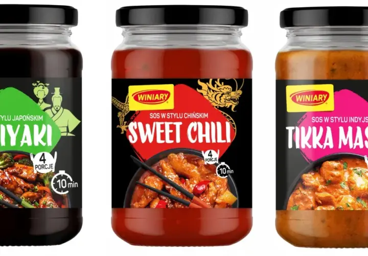 Trzy słoiki sosów Winiary: Teriyaki, Sweet Chili i Tikka Masala, z widokiem potraw.