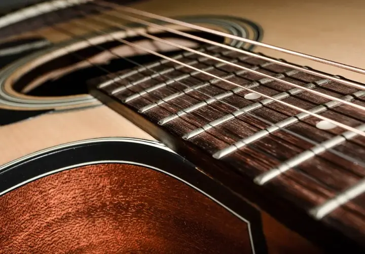 Gitara w samolocie: Bezpieczny lot z instrumentem? Sprawdź!