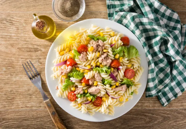 Pyszny makaron z tuńczykiem z puszki, pomidorkami, kukurydzą i sałatą. Idealny na szybki obiad.