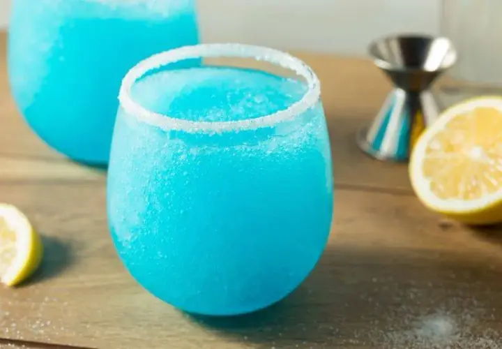 Proste drinki z blue curacao i wódką – przepisy, proporcje i porady dla każdego