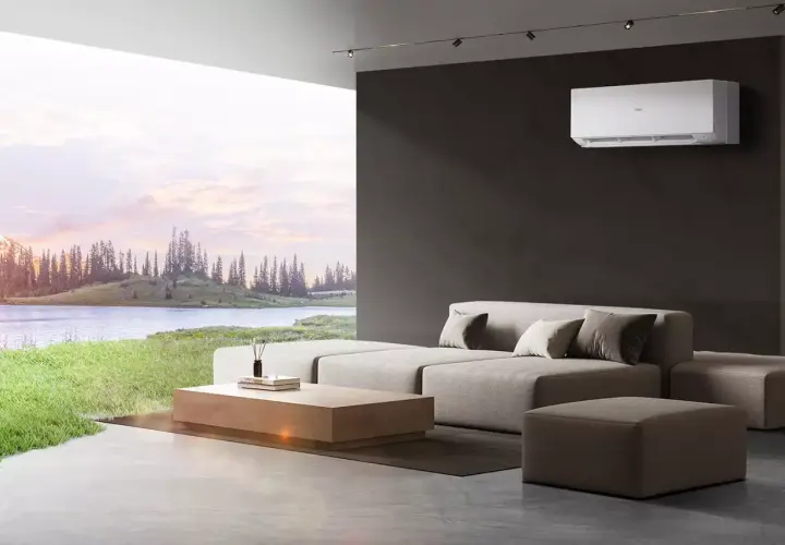 Nowoczesny salon z klimatyzatorem i widokiem na jezioro i las.