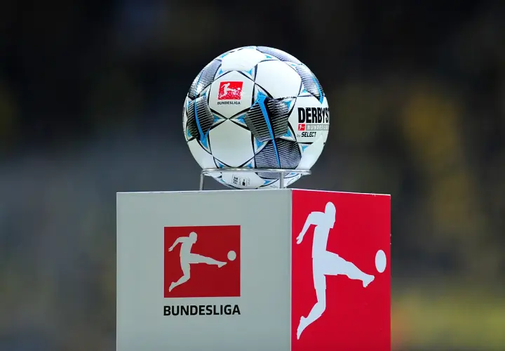 Piłka Bundesligi na podium, symbolizująca rywalizację i walkę o tytuł najlepszych bundes liga strzelcy.