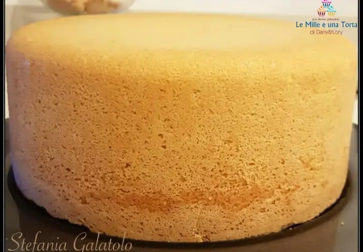 Un pan di spagna sofficissimo, dorato e invitante, pronto per essere farcito. La sua consistenza perfetta promette un dolce delizioso.