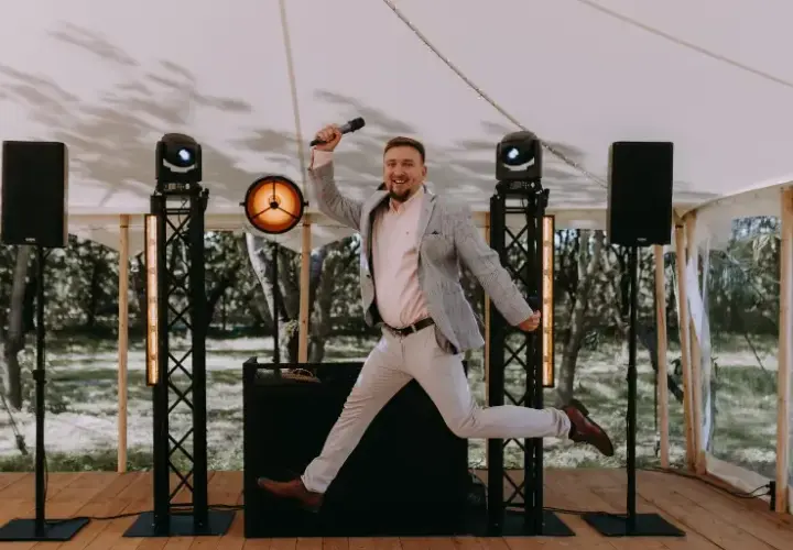 Cennik DJ na wesele: Ile naprawdę zapłacisz? Wszystko o kosztach.