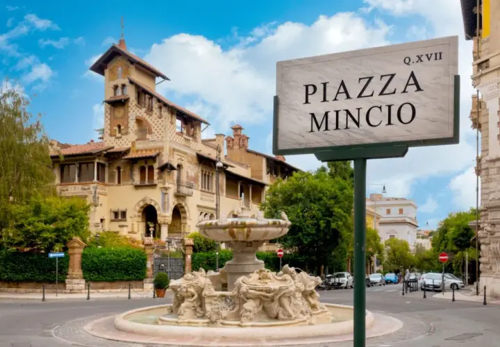 Fontana e palazzo fiabesco nel quartiere Coppedè, Roma. La targa indica Piazza Mincio.