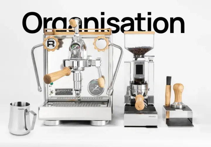Hochwertige Espresso-Maschine und Mühle auf einer stilvollen Barista Ecke. Perfekt für Kaffeeliebhaber.