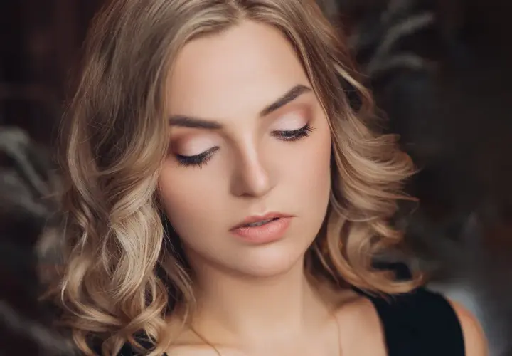 Delikatny makijaż na święta z subtelnymi cieniami na powiekach i naturalnym błyszczykiem na ustach. Idealny na świąteczne spotkania.