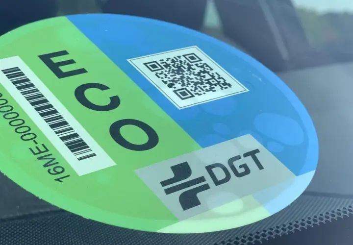 Pegatina ECO DGT en parabrisas. Indica que la moto cumple con la normativa euro 5.
