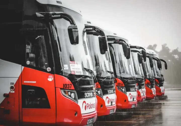 Skąd odjeżdża autobus 700 z Warszawy Centralnej? Sprawdź szczegóły
