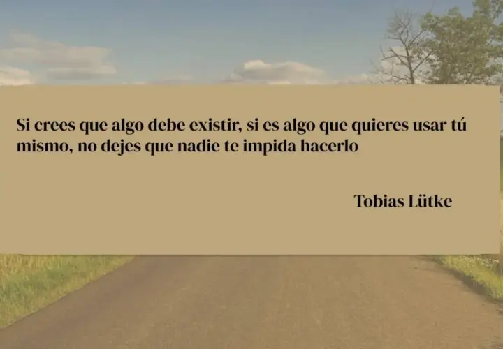 Un camino se abre hacia un paisaje verde, invitando al optimismo. Frases positivas de la vida como esta de Tobias Lütke inspiran a perseguir tus sueños.