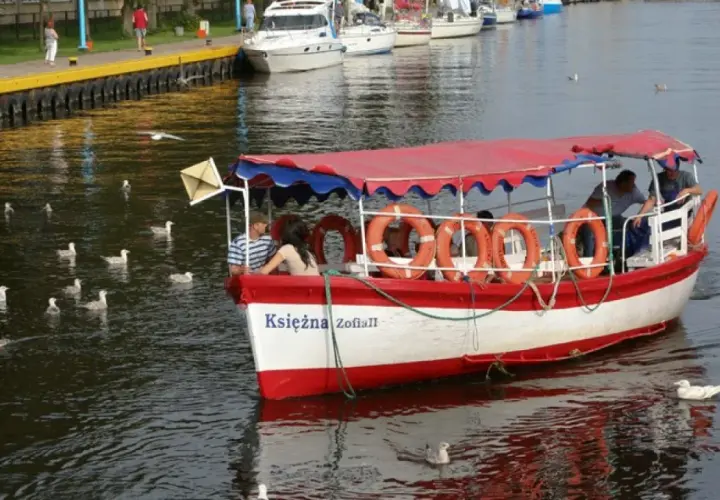 Ile kosztuje rejs statkiem w Darłówku? Ceny, trasy i porady dla grup.