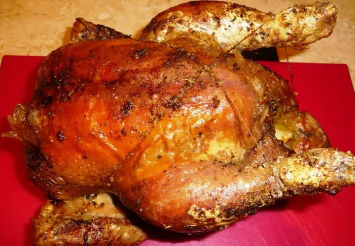 Un appétissant poulet rôti, doré et croustillant, prêt à être dégusté.