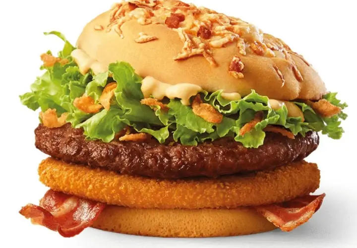 Apetyczny burger z chrupiącym bekonem, soczystą wołowiną i chrupiącą cebulką. Prawdziwy drwal kcal!