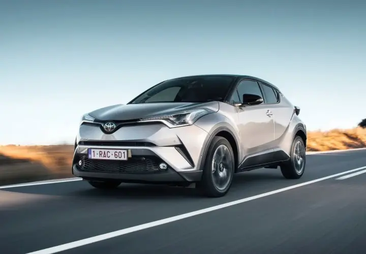Srebrna Toyota C-HR na drodze. Wiele osób szuka toyota chr opinie, by poznać ten model.