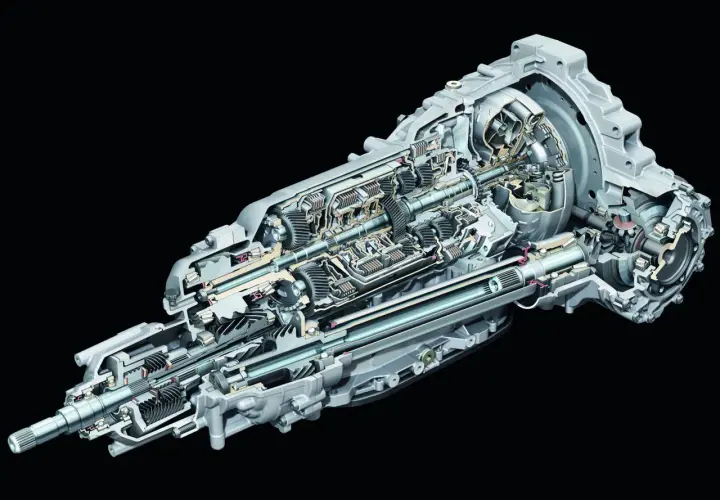 Sezione interna di un cambio Tiptronic Audi, mostrando ingranaggi complessi e componenti meccanici.