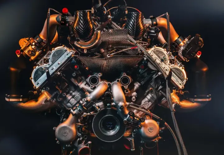 Potente motor de 12 cilindros con turbos y detalles en fibra de carbono, listo para desatar su furia.