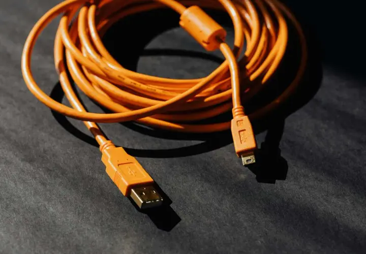 Kable i przewody elektryczne – jak wybrać odpowiednie rozwiązania do instalacji profesjonalnych?