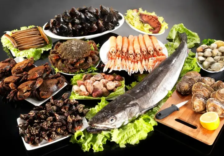 Abundante mesa de mariscos gallegos: ostras, navajas, mejillones, gambas, pulpo, nécoras, centollo y pescado fresco.