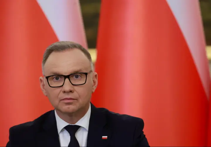 Prezydent Andrzej Duda w okularach, na tle flag. Kto z doradców Andrzeja Dudy ma największy wpływ na jego decyzje o wetowaniu ustaw?