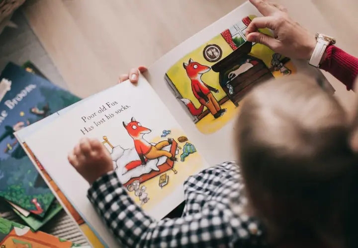 Pomoc w żłobku: ile zarobisz? Pensja, benefity i co wpływa na stawki