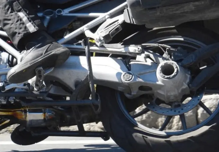 Detalle de la rueda trasera y el basculante de motos con cardan. Se aprecia el disco de freno y el eje de transmisión.