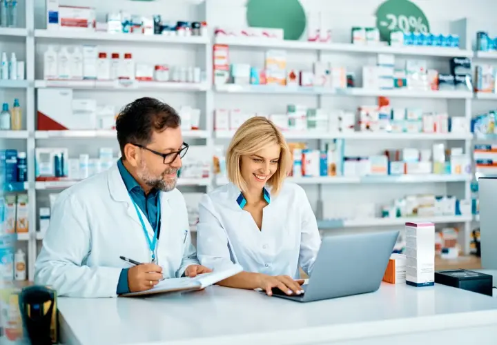 Zarobki farmaceuty w laboratorium: czy to lepsza opcja niż apteka?