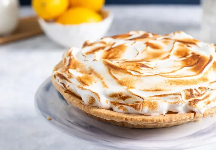 Tarte au citron avec une meringue dorée et aérienne, parfaite pour une recette de meringue réussie.