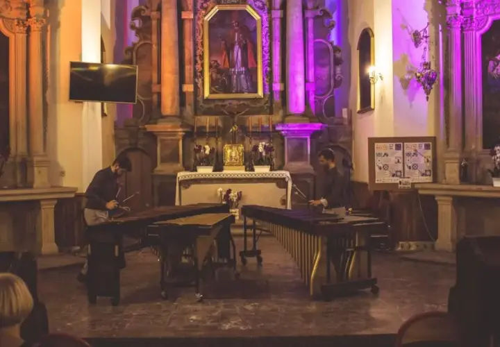 Koncert marimbowy podczas festiwalu muzyki klasycznej w Solcu nad Wisłą. Artyści grają w kościele, publiczność słucha.